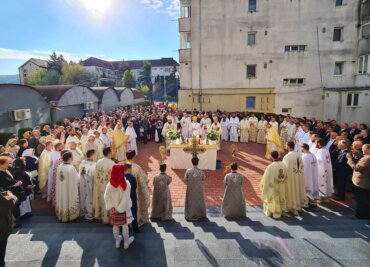 Preasfințitul Părinte Episcop Macarie în Duminica Mironosițelor, 30 aprilie 2023, a slujit la sfințirea bisericii „Sfântul Mare Mucenic Gheorghe” din municipiul Bistrița