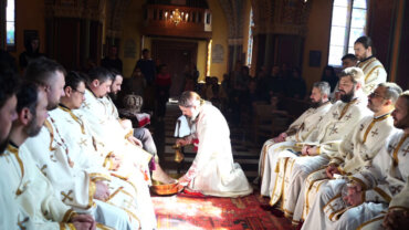 Episcopul Macarie a săvârșit rânduiala spălării picioarelor în cadrul Liturghiei Marelui Vasile unită cu Vecernia din Joia Mare
