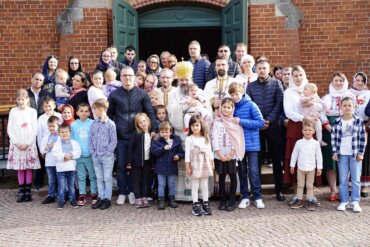 Dumnezeiasca Liturghie Arhierească și Slujba Parastasului, în Biserica parohială românească din Borås