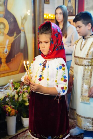 PREASFINȚITUL MACARIE O BINECUVÂNTEZĂ PE FETIȚA GEORGIANA CARE CÂNTĂ TROPARELE ÎNVIERII PE CELE 8 GLASURI, DUMINICĂ, 8 OCT. 2023, BISERICA ROMÂNEASCĂ DIN GÖTEBORG, REGATUL SUEDIEI.